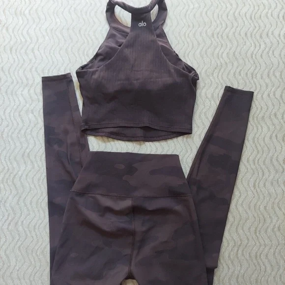Alo yoga matching set - Picture 3 of 3